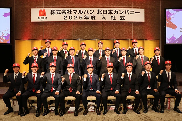 マルハン野球部の1期生入社式。「スカウトではパチンコ業という点で親御さんの理解を得るのに苦労した」（本間氏）