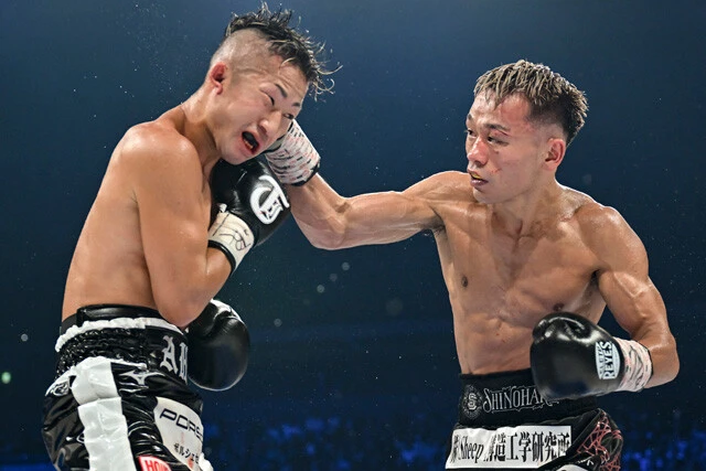 昨年10月、井上拓真(左)を破ってWBA王座を獲得した堤(右)。タフに前に出続けるスタイルで頂点に立った