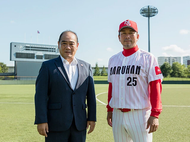 マルハン野球部ことMARUHAN GIVERSの監督・館山昌平氏（右）とGM・本間正浩氏（左）。創部以来、協力してチームレベルの底上げに奔走している
