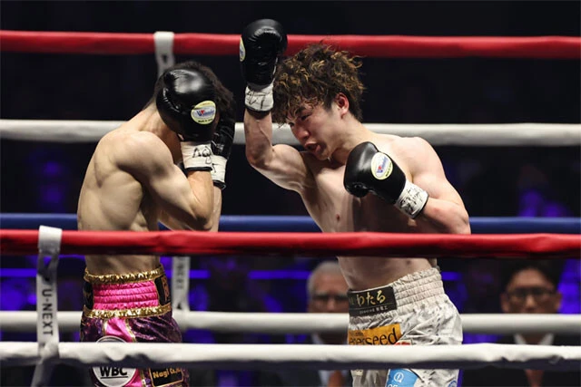 ユーリ阿久井を追い詰める拳四朗。この日はアッパーのキレも冴え渡った（写真／北川直樹）