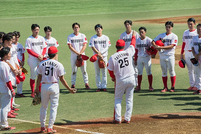 館山監督の指導を受ける選手たち。「大学野球出身でも公式戦の出場経験が浅い選手も多いのが実情。熱量はあるので大切に育てていきたい」と本間氏