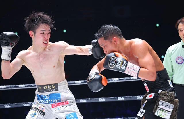 2022年11月1日、WBC・WBA世界ライトフライ級王座統一を懸けて京口紘人（右）と対戦し、7回TKO勝利した拳四朗。会場のさいたまスーパーアリーナには、11,500人のファンが詰めかけた（産経新聞社）