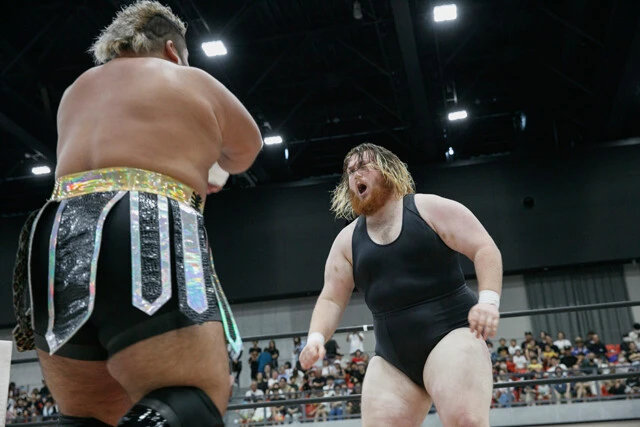 イギリスから武者修行でやって来たリアム・ジョーンズ選手（右）。TAJIRI選手を慕って海外から参戦する選手も増えた