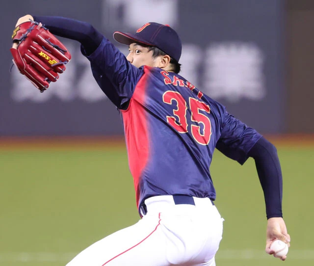 プレミア12の1次リーグ台湾戦では、5回2／3を3安打無失点と力投。昨年はリーグ開幕からプレミア12までフル稼働し、「年間を通して安定した成績を出すとなれば、やはりコンディションの調整とか、疲労の取り除き方などもしっかり考えていかないとダメだと感じています」と語った（写真／東京スポーツ/アフロ）