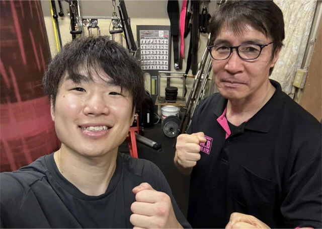 スーパーフライ級転向に向けて拳四朗は、今月15日から篠原(右)と共に肉体改造に取り組み始めた