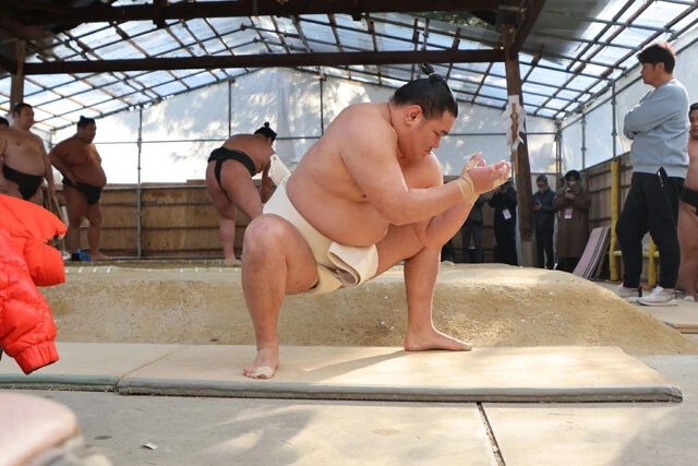 しっかりと腰を落とし両脇を締め、黙々とすり足を繰り返す。気迫が伝わってくる