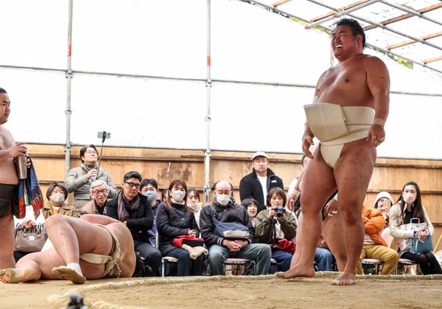 土俵際相手をぶん投げて会心の表情。白く光るマウスピースは本番でもおなじみだ