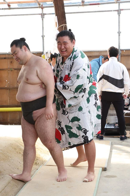 付け人の北洋山をからかい楽しそうな豊昇龍。土俵上の厳しい表情とのギャップも魅力