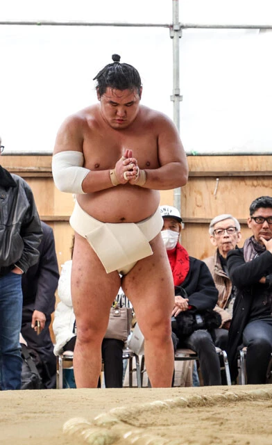 稽古が終わると土俵に向かって手を合わせる。ここまできっちりやっている力士はあまり見ない