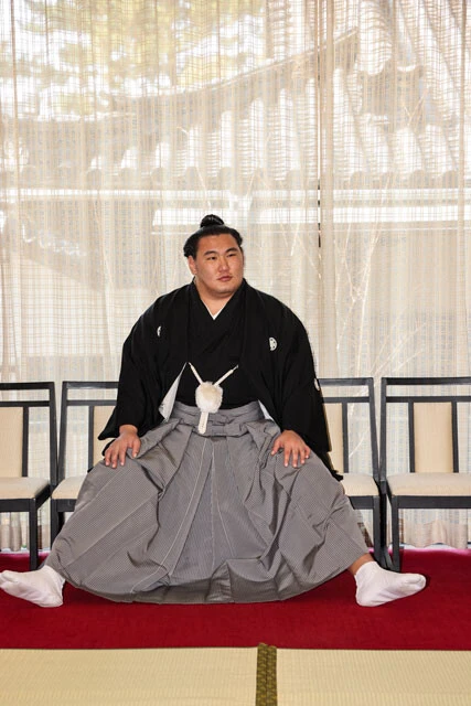 黒紋付袴姿でくつろぐ姿はどことなく可愛らしい。まだ25歳の若武者である