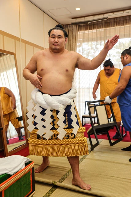 まだ慣れないはずの土俵入りにもこの余裕の表情。なんとも憎めない新横綱だ