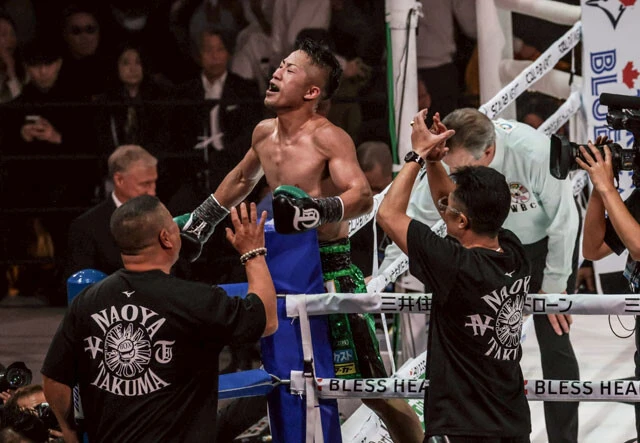 宿敵天心を撃破し、青コーナーに駆け上がり雄叫びをあげる拓真