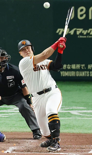 外国人投手も苦にしない岡本(巨人)。5月6日の阪神戦で負傷した左ひじが回復するまで時間がかかりそうだ