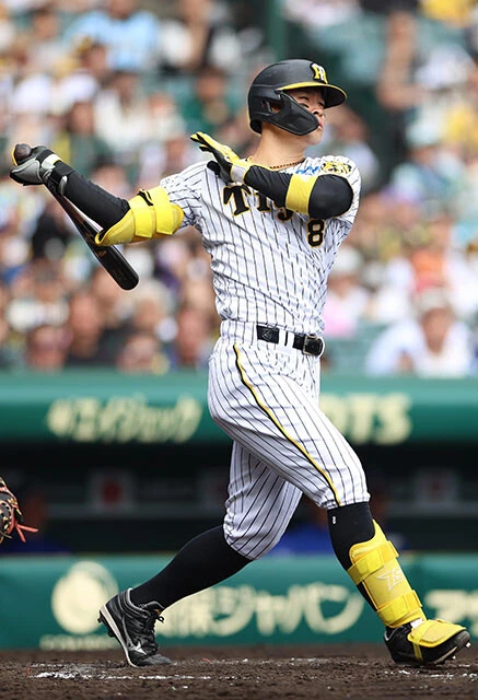 4月半ばから4番に座る佐藤輝(阪神)。11本塁打、31打点は両リーグ断トツの圧倒的な成績だ