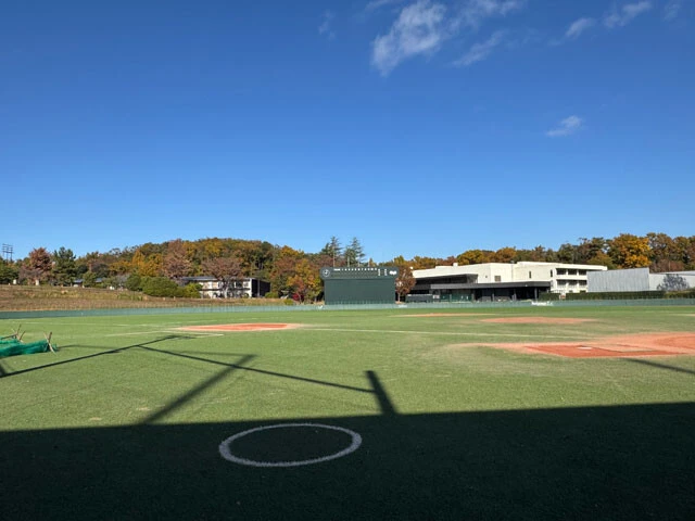 東京・府中にある明治大学野球部のグラウンド。広々として恵まれた環境にある