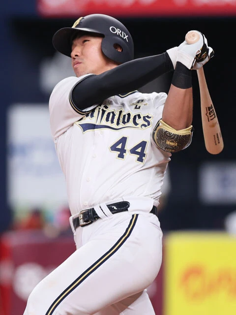 一昨年の首位打者、頓宮。「構えた段階で打ちそうなのがわかるほど。打率.315、25本塁打は期待したいです」(お股ニキ氏)