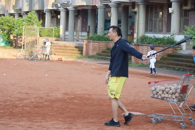 ノックを打つ三星国小野球部の黄郁翔監督。名将として知られる