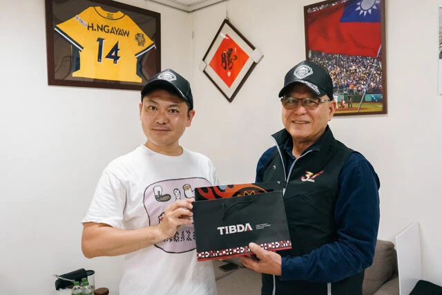 原住民棒球運動発展協会創設メンバーの鄭幸生(マンヤオ・イトン)氏(右)と筆者