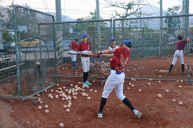 打撃練習中の光復国中野球部。蚊が多い地域だが、気にしないでがんばる