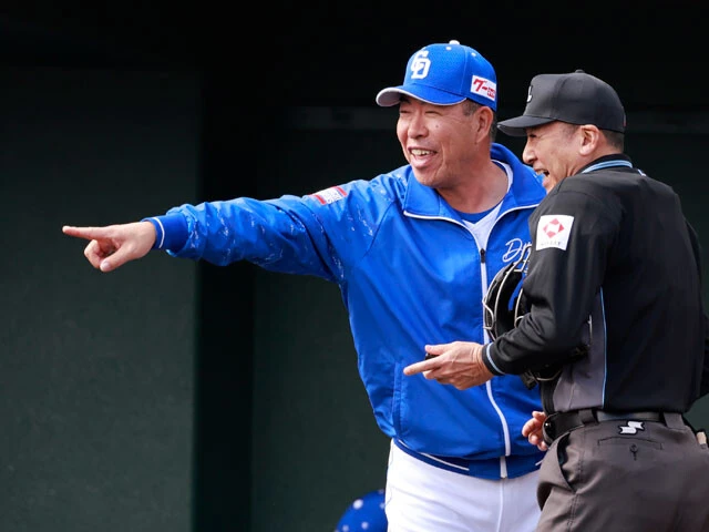 現役時代はピンクのリストバンドで鳴らした中日・井上監督。指揮官となっても「陽キャ」は変わらない