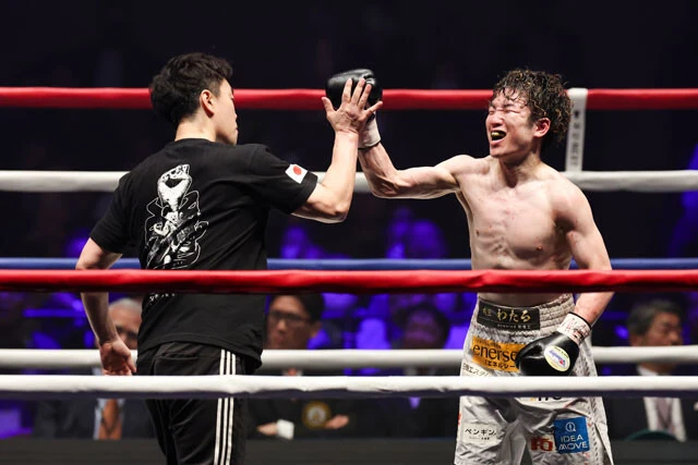 勝利の瞬間、加藤健太トレーナー（左）とハイタッチした拳四朗。加藤の戦略が勝負の行方を大きく左右した