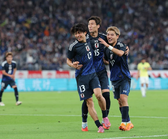 日本代表の中心的な役割を担う鎌田大地（中央）は、プレミアリーグのクリスタル・パレスでも出場を続けている