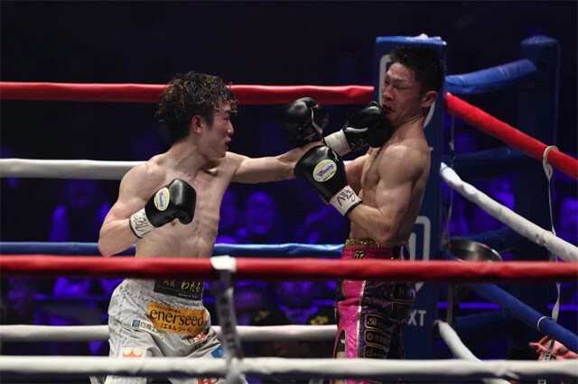 最終12回、ユーリ阿久井に逆転勝利した拳四朗（写真／北川直樹）