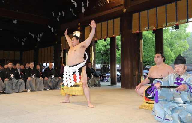 奉納土俵入りをする新横綱・大の里（中央）