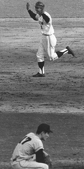 1971年の日本シリーズ第3戦、9回裏2死一、三塁、阪急のエース山田(手前)から右翼席に劇的なサヨナラ3ランを放ち両手を挙げてベースを回る巨人・王(写真:共同)