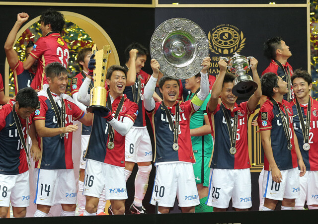 2016年以来のJ1制覇へ残り2試合。闘将・小笠原満男さん（中央）の「背番号40」を譲り受けた鈴木が栄冠へ導けるか