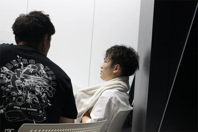 控室では茫然自失とした表情だった拳四朗。タオルで顔を覆い泣き崩れた