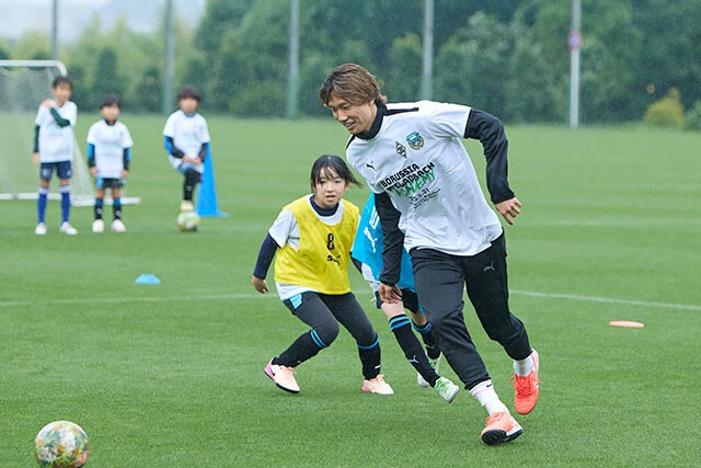 雷が鳴るまで、雨の中指導を続けた板倉