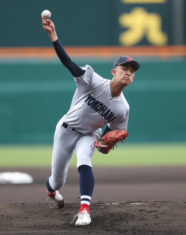 織田翔希(横浜/神奈川) しなやかな投球フォームから最速152キロの快速球を投げ込む