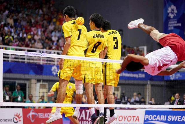 日本が「クワッド」種目で相手の攻撃を防いだ、ネットに背中を向けるブロック。強豪国が使わない戦術で優位に立った