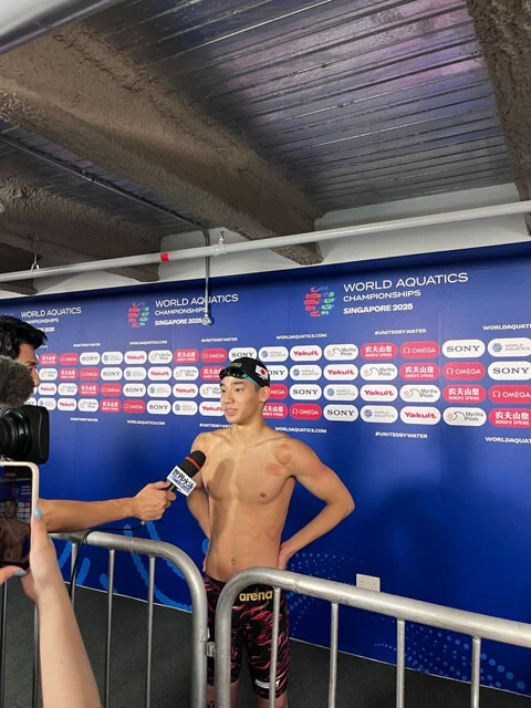 決勝レース直後の村佐選手。日本新記録でのメダル獲得はあっぱれの一言。競泳ニッポンの新エースとして、今後のさらなる活躍に期待が高まる