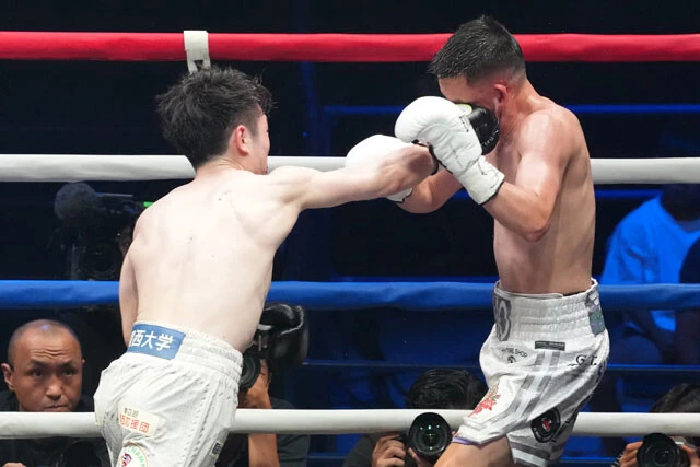 5回、拳四朗（左）は起死回生の右ストレートで、サンドバル（右）の顔面を打ち抜いてダウンを奪った。勢いに乗り、勝利を掴むと思われたが……（写真／北川直樹）