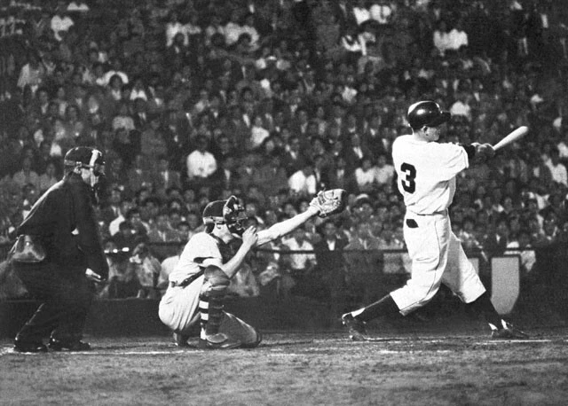 1959年6月25日に行われた巨人 vs阪神戦の天覧試合で、阪神の投手・村山実からサヨナラ本塁打を放つ長嶋茂雄（写真：共同）