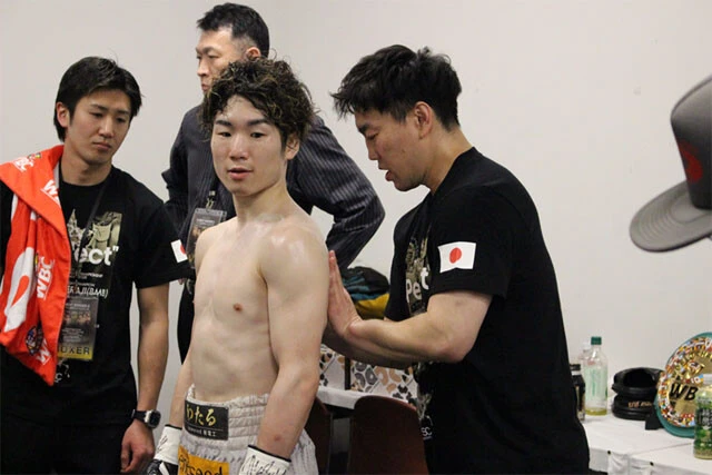 試合前、加藤に心身ともに整えてもらう拳四朗。加藤の存在が拳四朗を成長させてきた