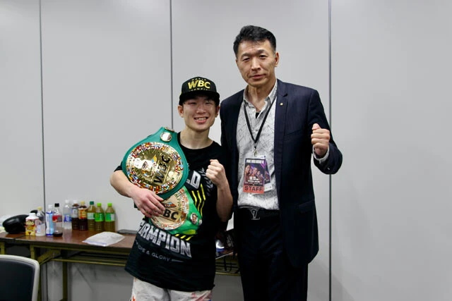 拳四朗の父、寺地永会長(右)は現役時代、元日本ミドル級&OPBF東洋太平洋ライトヘビー級王者として活躍した