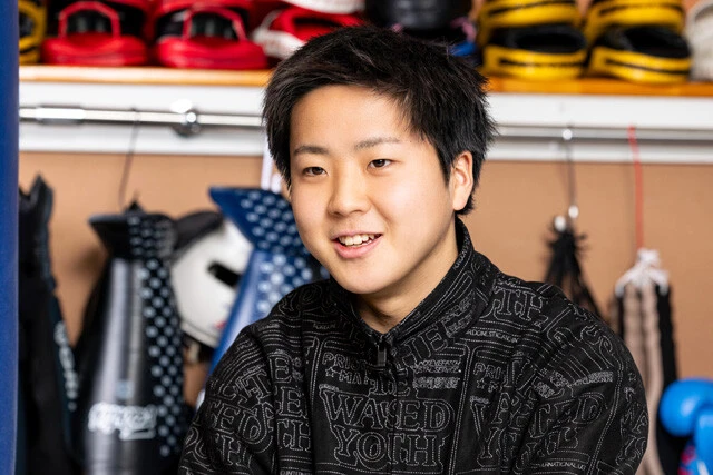 「おまえは兄(天心)の七光だ」と父親である会長から言われるも、「天心は天心、俺は俺」と現実を見てきた