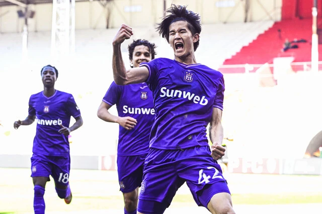 5月1日に行なわれたベルギー1部リーグのプレーオフ第7節、ロイヤル・アントワープ戦で約3ヵ月ぶりの先発出場を果たした後藤(右)。55分にはヘディングで先制点を奪い、チームの勝利(3-1)に貢献した