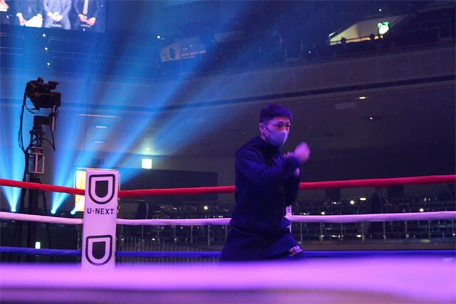 両国のリングで、一人黙々とシャドーを繰り返していたユーリ阿久井