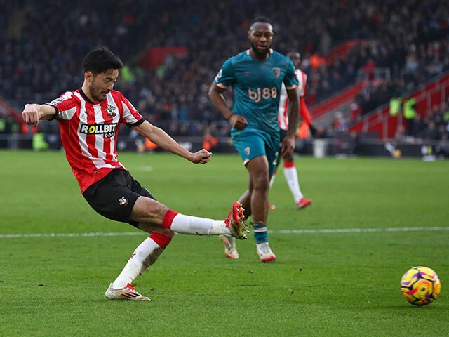 第25節（2月15日）のボーンマス戦は後半開始から出場。プレミアリーグでの厳しい戦いにおいて、試合前には映像チェックを含め、対戦相手の徹底分析を行なう（写真／MB Media/アフロ）