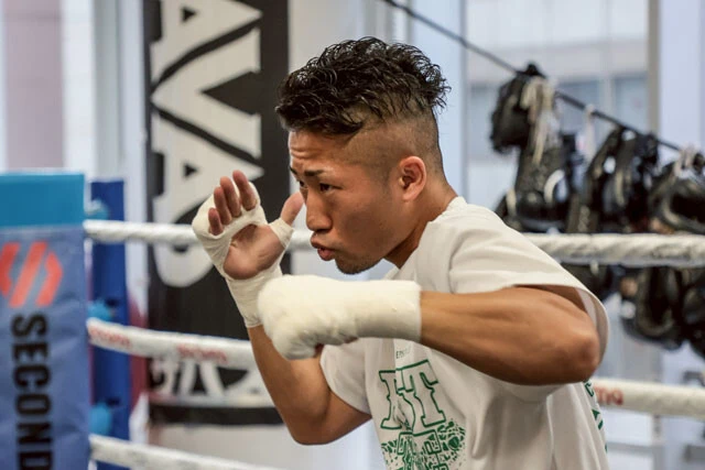 インタビュー終了後の練習風景の撮影で許されたのは、1ラウンドのシャドーのみ。兄・尚弥からも技術的なアドバイスをもらっているが、試合当日まで機密情報だ