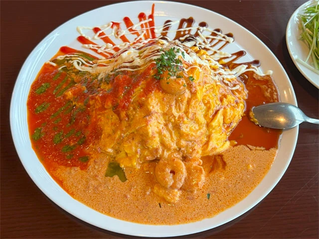 富山県小矢部市の洋食レストラン｢よもぎ坂｣の特大、横綱オムライス（2800円）