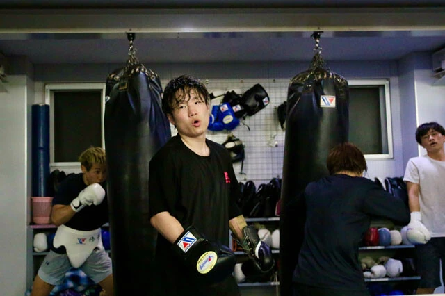 練習中は1分のインターバル以外はひたすら動き回る拳四朗。無尽蔵のスタミナはこうして養われている