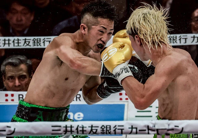 天心の巧みな防御をかいくぐり右をねじこむ拓真