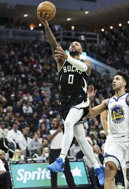 レイアップでシュートを放つデイミアン・リアード（写真：新華社／共同通信イメージズ）