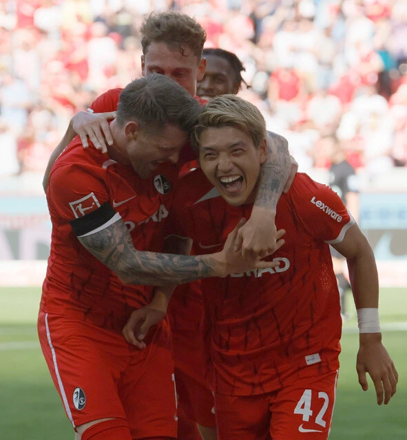 ブンデスリーガ開幕戦でボールを体ごと押し込み、今季初ゴールをマーク