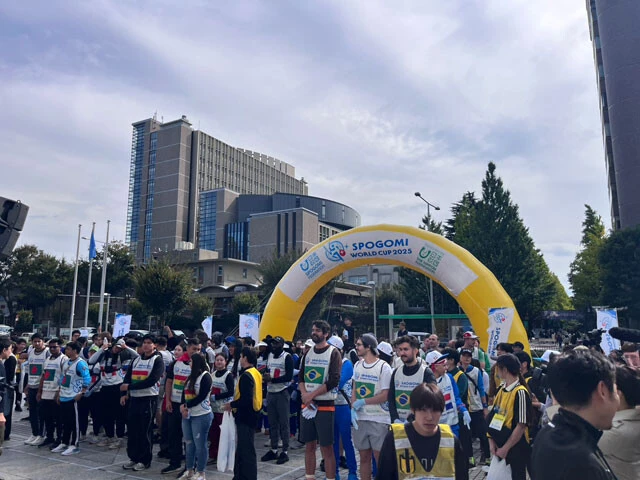 今年10月に渋谷で開催された「スポGOMIワールドカップ2025 FINAL」には33ヵ国99人が出場。スポーツの国際大会であると同時に、環境課題解決への取り組みでもあるので、会場は程よい緊張感と柔らかな雰囲気に包まれていた
